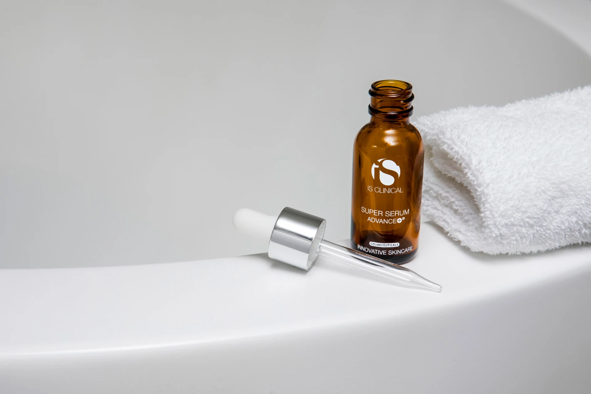 Ваш ідеальний догляд за шкірою з iS Clinical - Super Serum Advance+